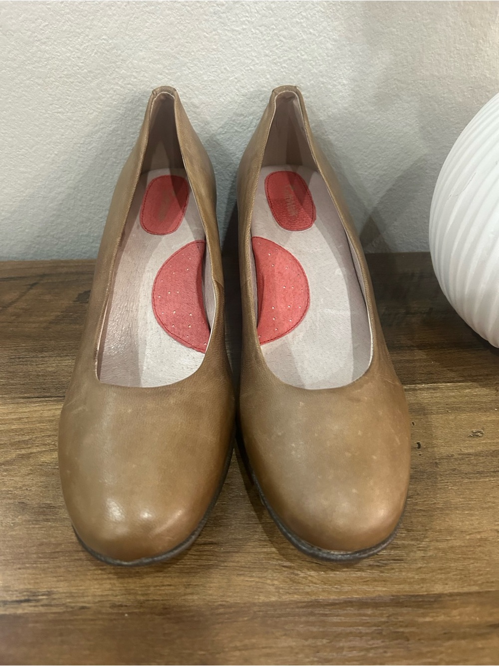 SoftWalk Brown Leather Round-Toe pumps